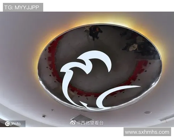 上海足球场突发大火现场紧急疏散观众火势迅速得到控制